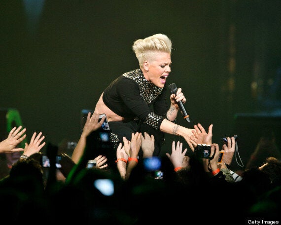 Pink concerts. Пинк 2007. Певица Пинк концерты. Пинк концерт 2013. Пинк концерт в Лос Анджелесе.