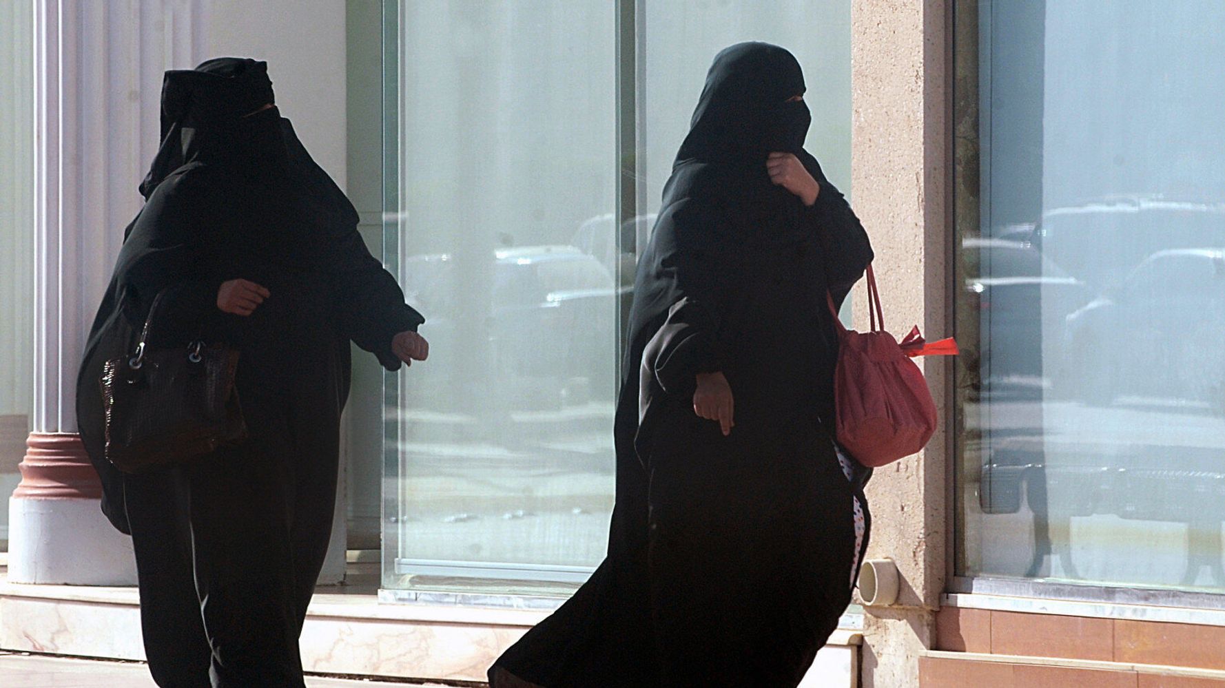1778px x 999px - Saudi Arabian Religious Police 'Lift Bicycle Ban For Women' â€“ As Long As  They Wear A Veil & Are With A Male Relative | HuffPost UK News