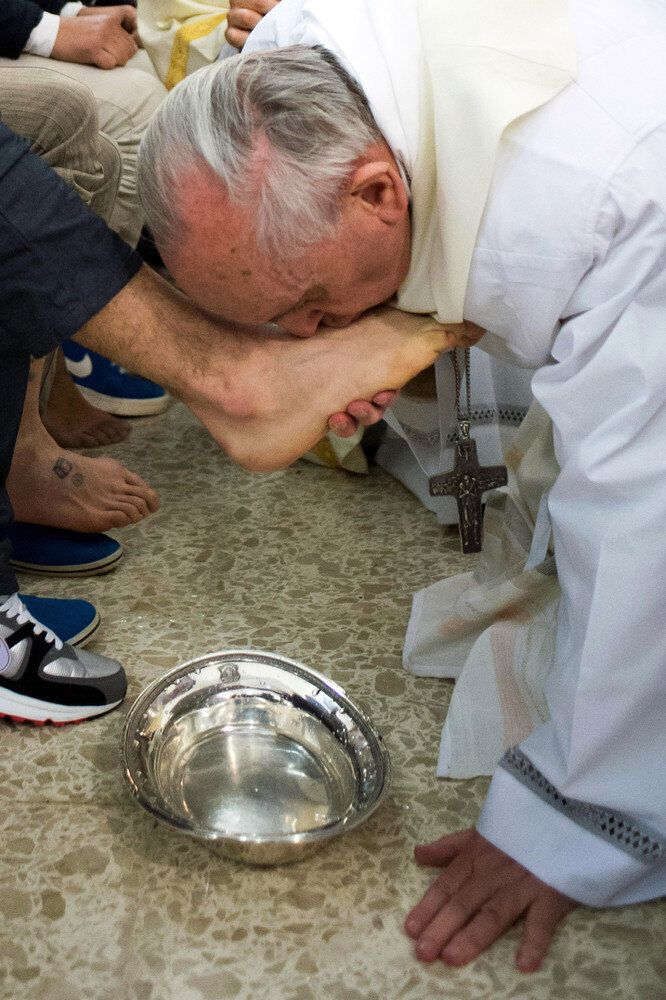 Pope Francis Puckers Up: 15 Pictures Of Francis Kissing Things ...