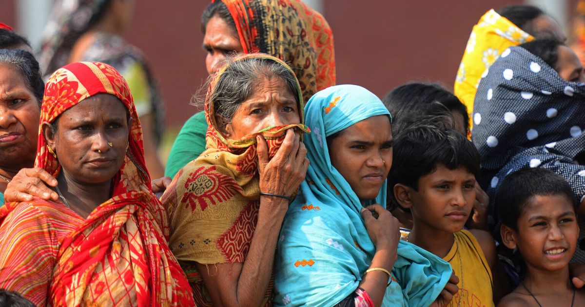 Bangladesh Factory Collapse: Heartbreaking Photo Shows Tragic Final ...