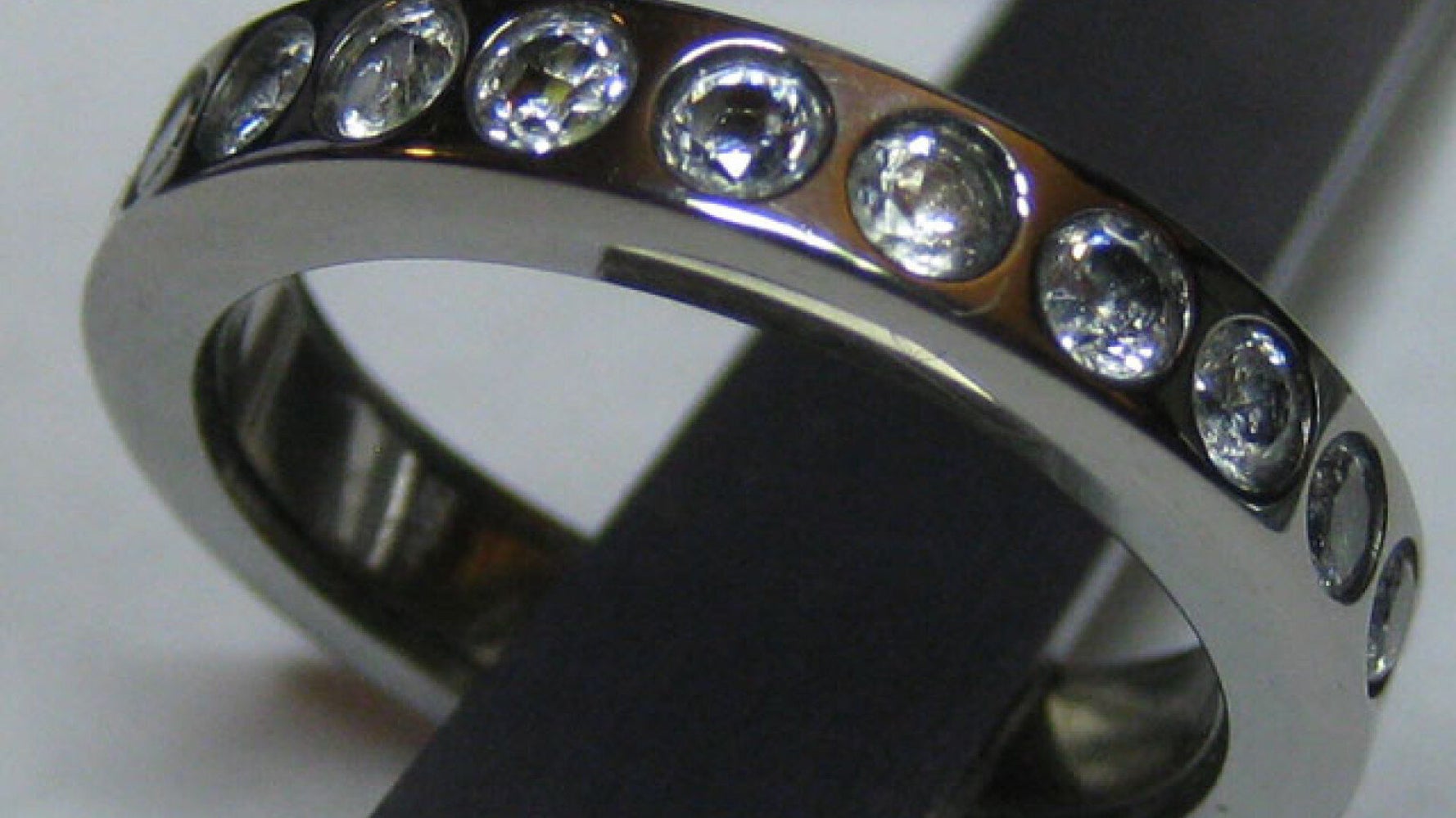 Engagement Ring Lights Up When Your Fiancee Is Nearby (VIDEO ...