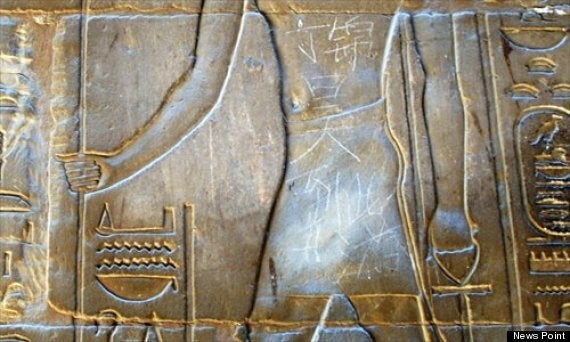 chinese tourist defaces egyptian temple