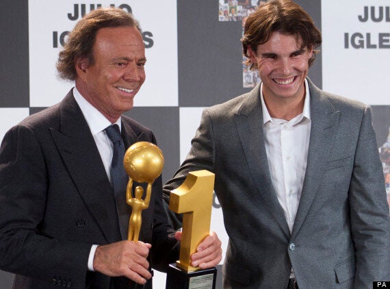 Julio Iglesias next to his sons Enrique and Julio Jose in Hawai In