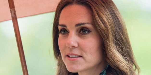 LONDON, ENGLAND - AUGUST 30: Catherine, Duchess of Cambridge during a visit to The Sunken Garden at Kensington Palace on August 30, 2017 in London, England. The garden has been transformed into a White Garden dedicated in the memory of Princess Diana, mother of The Duke of Cambridge and Prince Harry. (Photo by Mark Cuthbert/UK Press via Getty Images)