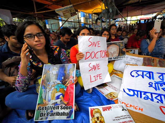 At Least 43 West Bengal Doctors Resign As Mamata Government Remains