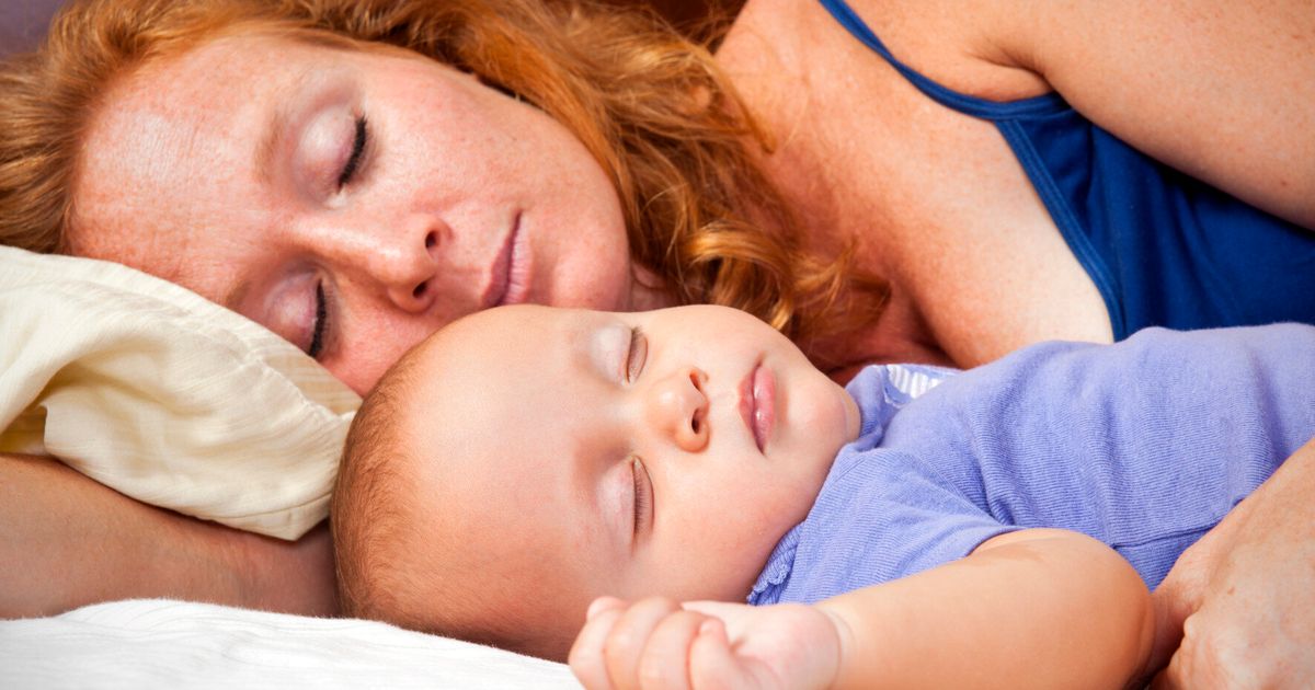 Спящий сын и тетя. Малыш и мама. Мать и дитя. Сон младенца.