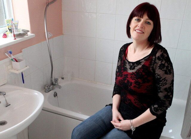 Sharon Holden Obese Woman Shamed Into Losing Weight After Getting Stuck In Bath Huffpost Uk News 