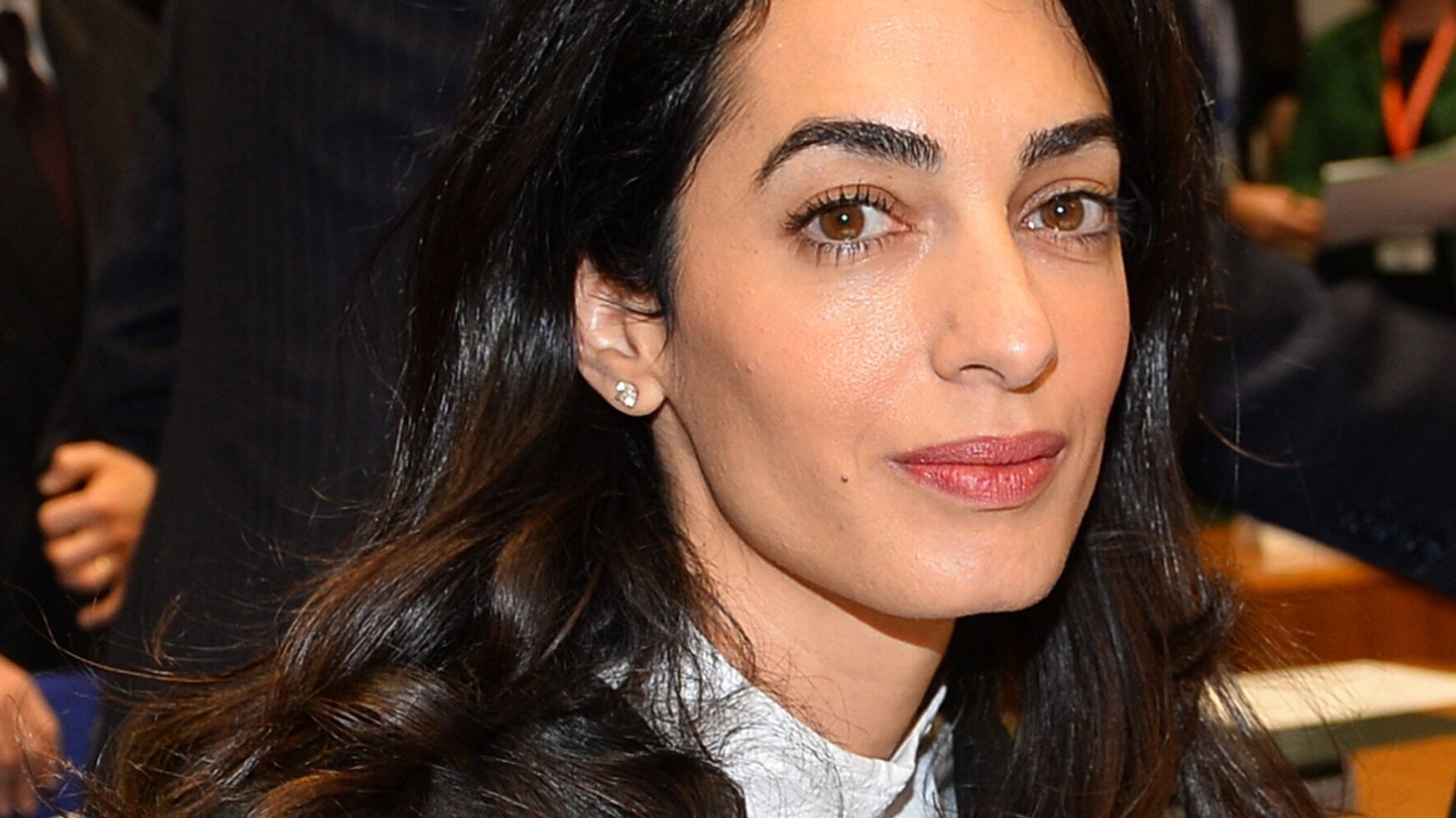 Amal Clooney Shuts Down Journalists Sexist Question About What Shes Wearing Huffpost Uk Life 4581