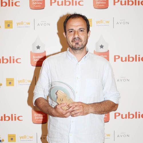 Ο ιδιοκτήτης του βιβλιοπωλείου Little Tree Books & Coffee, Δημήτρης Ανανιάδης, νικητής στην κατηγορία Ανεξάρτητο Βιβλιοπωλείο