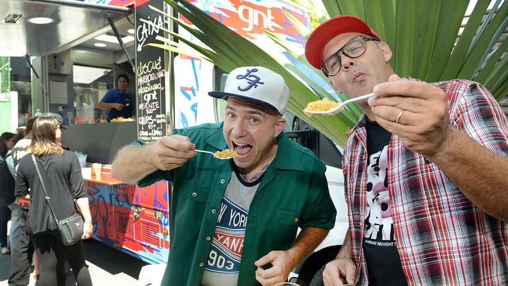 Adolfo Schaefer e Márcio Silva no programa<i> Food Truck – A Batalha</i>, que comandaram no canal GNT de 2015 a 2018.