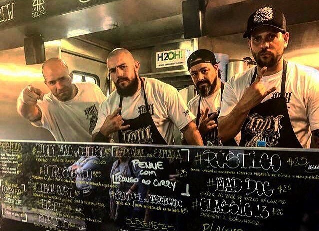 Adolfo (à esq.) e sua equipe no Holly Pasta.
