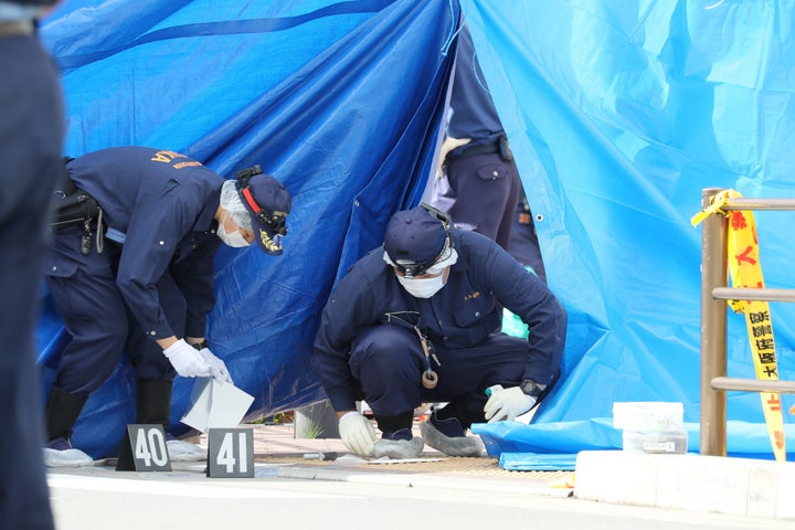 警察官が刺され拳銃を奪われた千里山交番周辺を調べる大阪府警の捜査員ら＝16日午前、大阪府吹田市