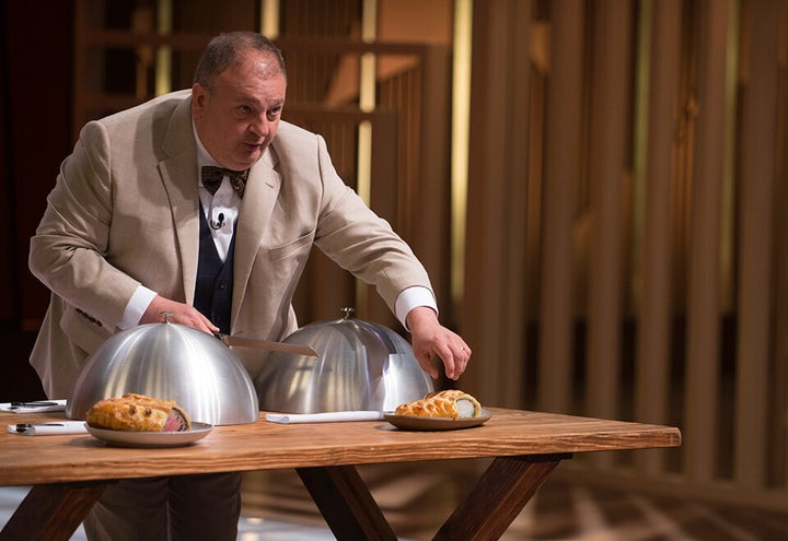 O chef Erick Jacquin mostra exemplos de Bife Wellington para os participantes da prova final da repescagem.