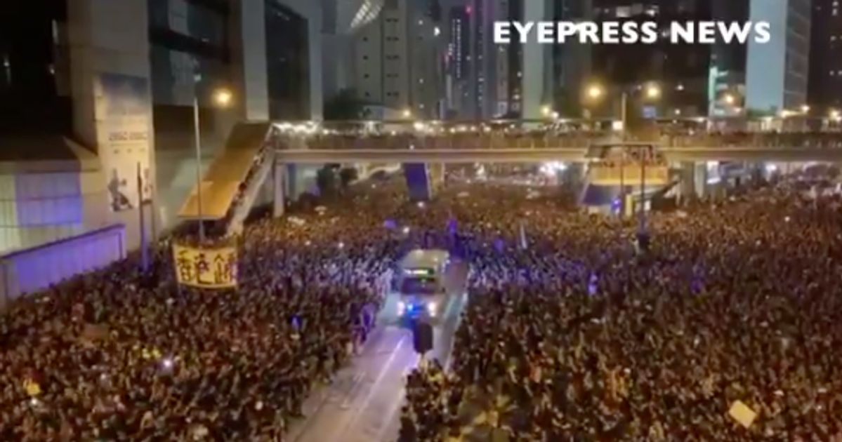 まさにモーゼの十戒 香港デモの群衆が救急車に道を空ける様子が世界の心を打つ ハフポスト