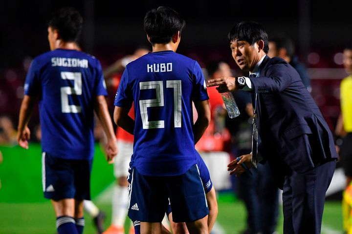 MF・久保建英選手に指示を出すサッカー日本代表の森保一監督