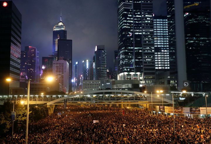 香港の市街地を埋め尽くす群衆（2019年6月16日撮影）