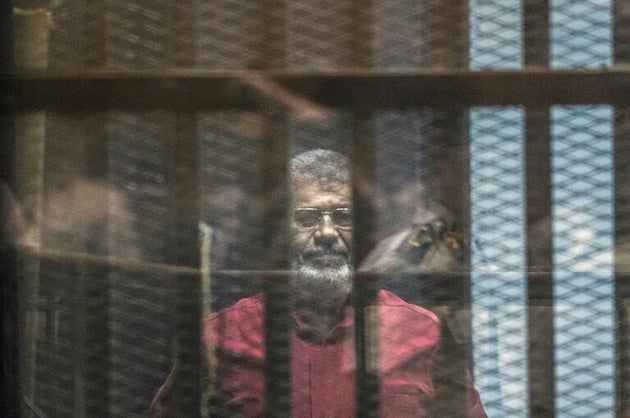 Photo d'archives montrant l'ancien président égyptien Mohamed Morsi lors de son procès...