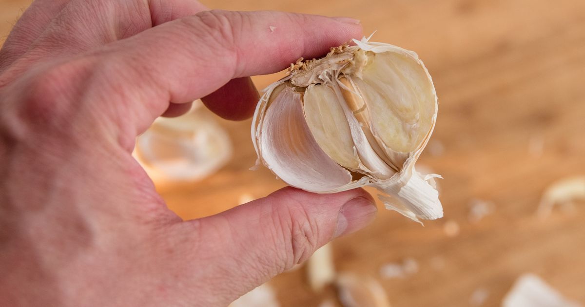 This GarlicPeeling Hack Is Taking Over The Does It Work? HuffPost Life