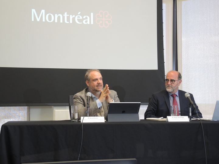Benoit Dorais avec le directeur général de la Ville, Serge Lamontagne.