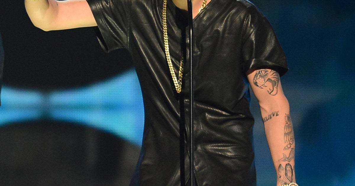 Justin Bieber Booed At Billboard Music Awards, Beliebers React Angrily