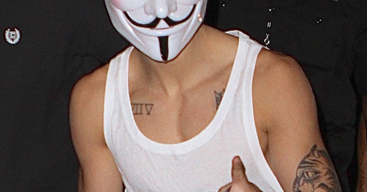 Justin Bieber Gives Us And His Fans A Fright In A V For Vendetta Mask Pictures Huffpost