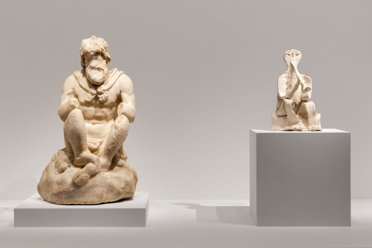 Αριστερά: Αγαλματίδιο Πανός, Ελληνιστική περίοδος, 2ος αι. π.Χ. Δεξιά: Πάμπλο Πικάσο, Καθιστός αυλητής (Βαλορί, 1950).