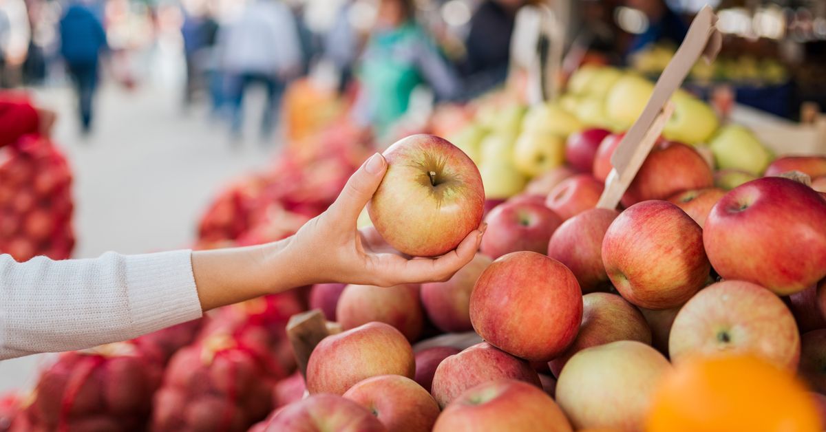 Яблоки купить рынок. Яблоки на рынке. Яблочный рынок. Яблоко магазин. Рынок с фруктами с яблоками.