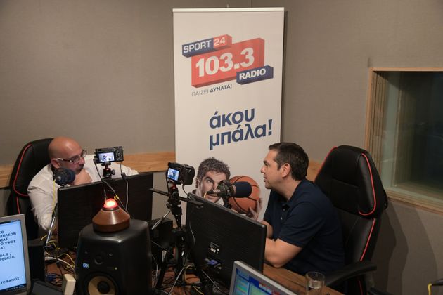 Ο πρωθυπουργός και Πρόεδρος του ΣΥΡΙΖΑ Αλέξης Τσίπρας και ο ραδιοφωνικός παραγωγός του Sport 24 Radio Βαγγέλης Πρωτόπαπας