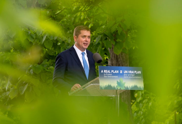 Andrew Scheer a détaillé sa plateforme dans la cour arrière d’une résidence privée à Chelsea, au Québec, mercredi soir, un des endroits touchés par des inondations plus tôt ce printemps.