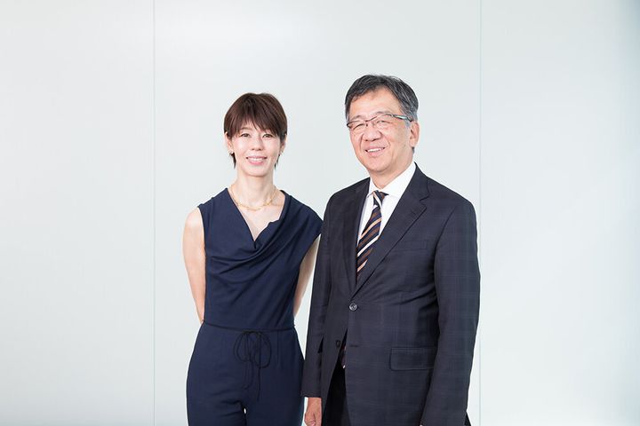 三菱ケミカルの和賀昌之社長（右）と河合薫さん＝東京