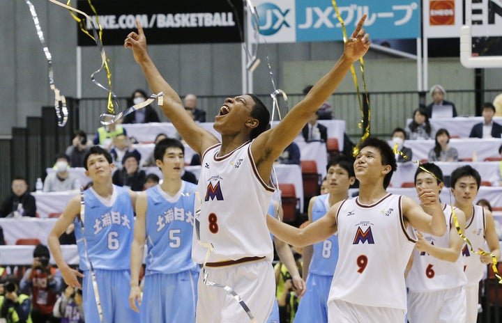 土浦日大に勝って3連覇を果たし、喜ぶ明成の八村塁（中央）ら＝2015年12月29日、東京体育館