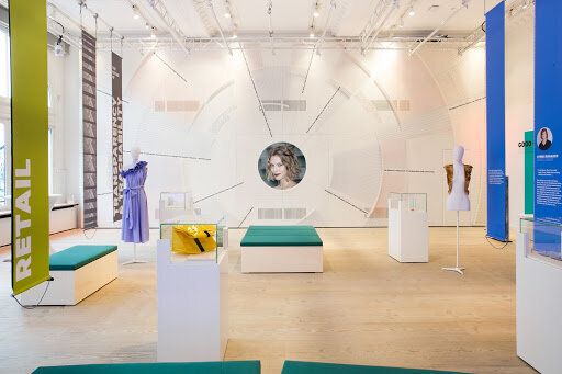 2階の展示スペースではファッション業界のベンチャー企業や新たな技術を紹介