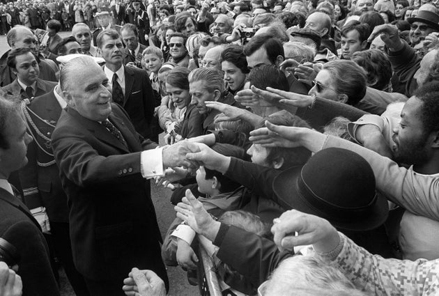Georges Pompidou prend un bain de foule le 10 juin 1972 au Mans, à l'occasion du départ...