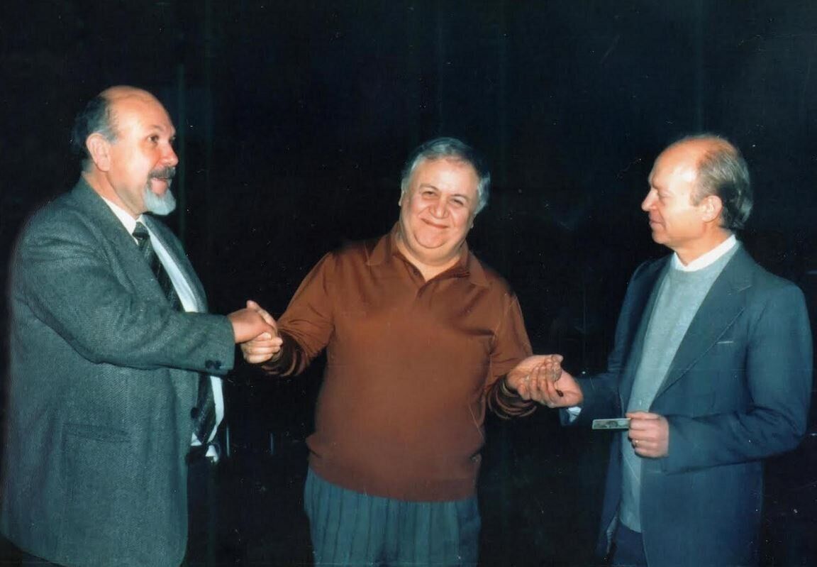 Μέσα δεκαετίας 1980-90, στο Ζουμ της Πλάκας όπου παρουσίαζε τα ανεπανάληπτα προγράμματα του Σείριου. Μαζί του -και οι τρεις με χαμόγελο ευτυχίας στο πρόσωπο- οι σπουδαίοι συνεργάτες του των καλών εποχών, Ανδρέας Ροδουσάκης (κοντραμπάσο) και Νίκος Γκίνος (κλαρινέτο).