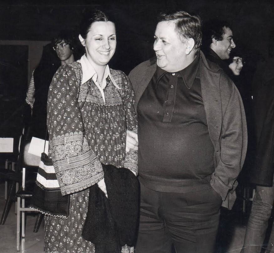 Εθνική Πινακοθήκη, Μάρτιος 1978, πριν ή μετά από ένα από τα ιστορικά ρεσιτάλ που οργάνωνε εκεί ο Μάνος Χατζιδάκις ως διευθυντής του Τρίτου Προγράμματος. Στη (σπάνια) φωτογραφία ο συνθέτης με την πιανίστρια Ντιάνα Βρανούση, σύζυγο του Γιώργου Μονεμβασίτη.