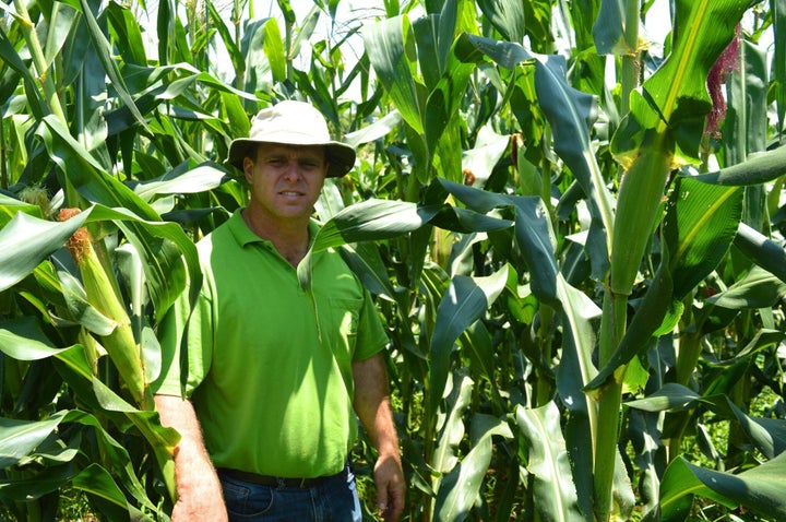 Valdemir Assarisse no Sítio Santo Agostinho, local em que planta o milho e produz as pamonhas para a sua Fábrica Di Pamonha.