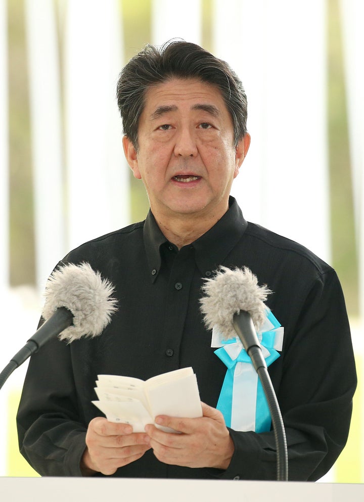 沖縄全戦没者追悼式であいさつする安倍晋三首相＝2019年6月23日、同県糸満市の平和祈念公園 