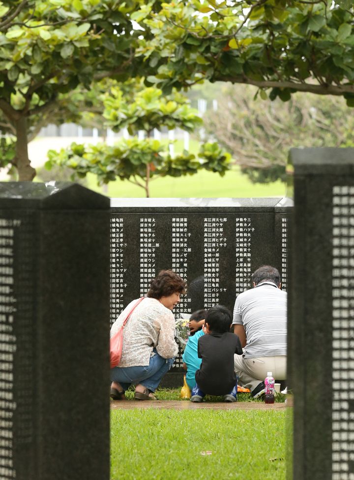 「平和の礎（いしじ）」を訪れ、戦争の犠牲者を悼む人たち＝6月23日午前、沖縄県糸満市の平和祈念公園