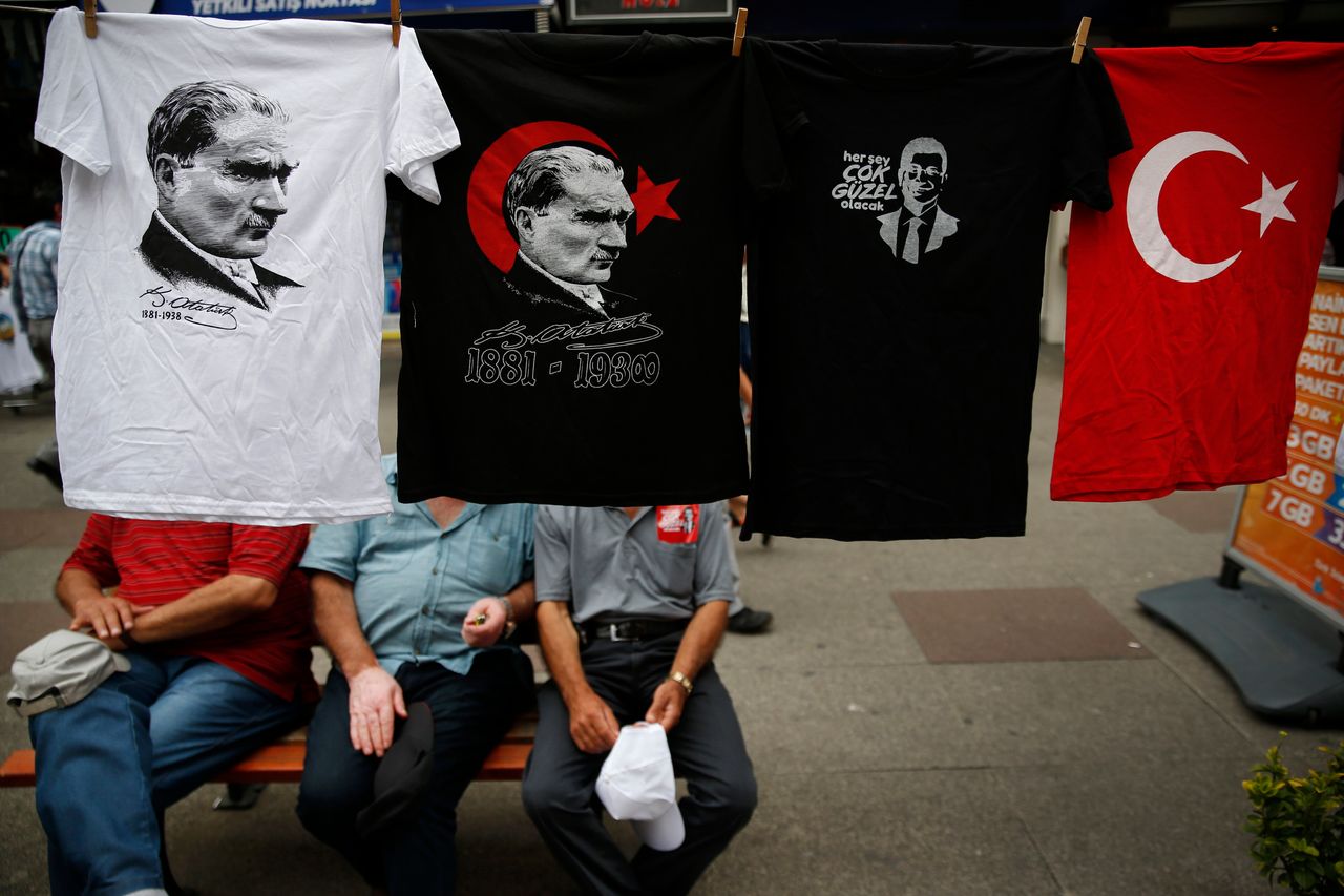  T-shirts προς πώληση στην Κωνσταντινούπουλη με τον Μουσταφά Κεμάλ Ατατούρκ, τον Εκρέμ Ιμάμογλου και την τουρκική σημαία.