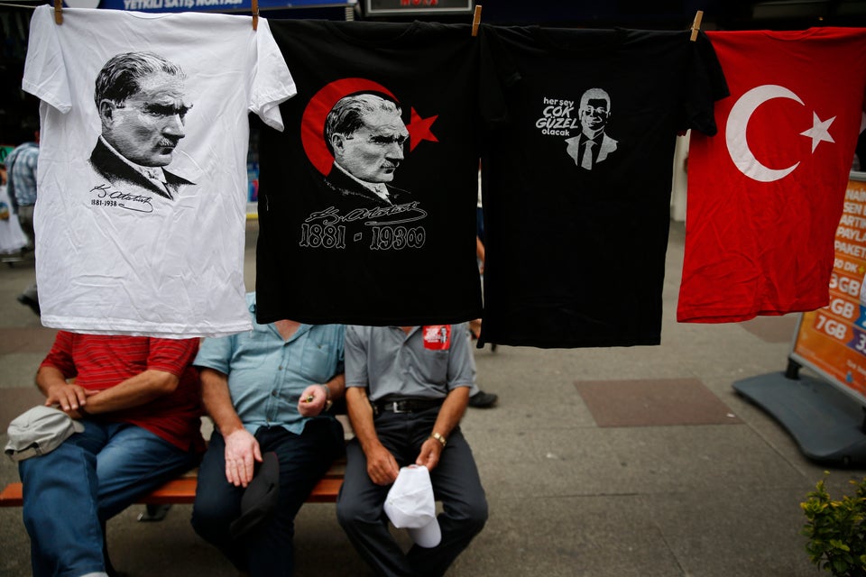 T-shirts προς πώληση στην Κωνσταντινούπουλη με τον Μουσταφά Κεμάλ Ατατούρκ, τον Εκρέμ Ιμάμογλου και την τουρκική σημαία.