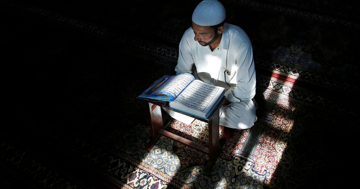 Умершие в рамадан мусульмане. Лампа для чтения Корана. Чтение Корана на ночь. Ночной Коран. Коран читать.