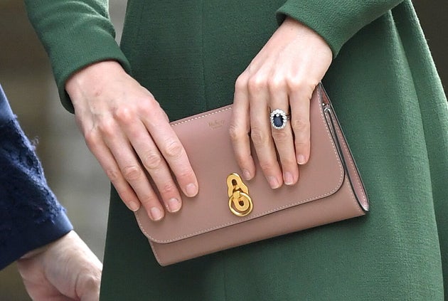 Mulberry tira de plumas para frenar su