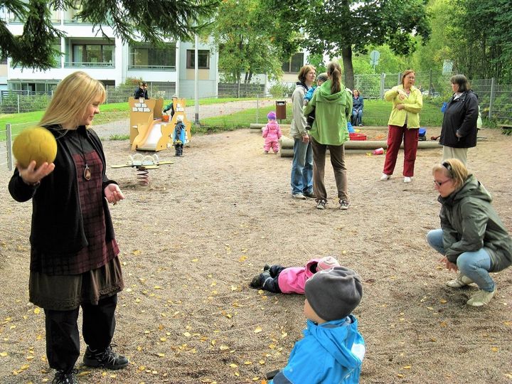 「フィンランドの公園でママ友を見つけるのは大変」と靴家さん。なぜなら、お母さんは昼間みな働いているから。