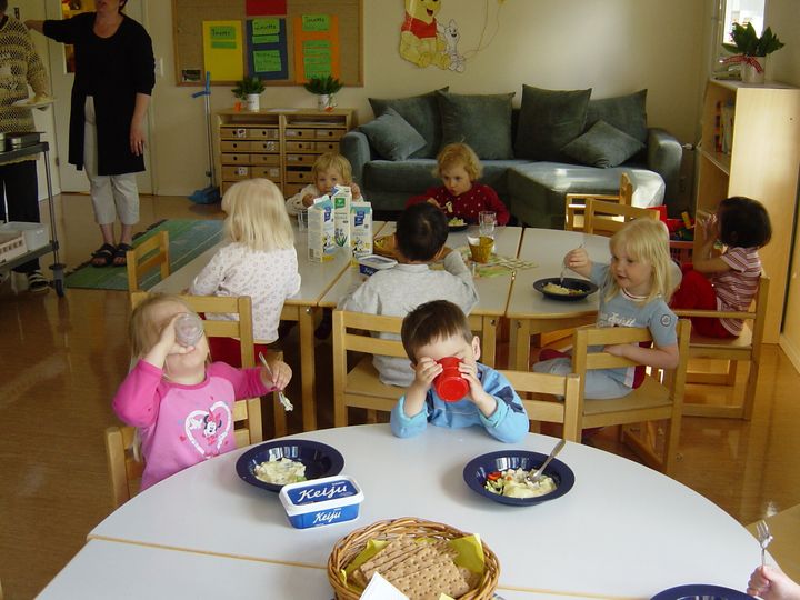 保育園で食事をとる子どもたち。たくさん食べれない子や好き嫌いがある子にも、そこまで厳しく食べさせようと指導しないのもフィンランド流。