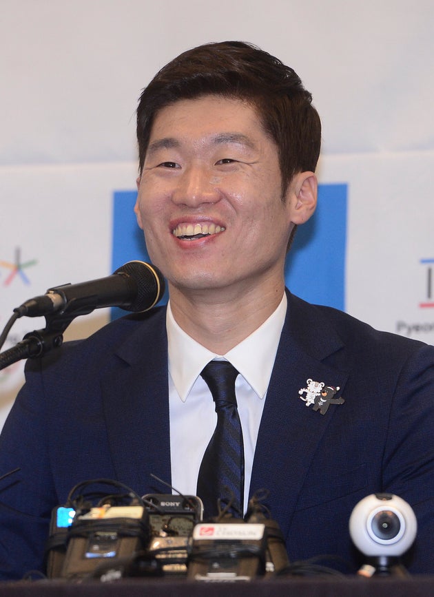 박지성 JS파운데이션 이사장이 4일 오후 서울 중구 프레스센터에서 열린 평창 동계올림픽 홍보대사 위촉식에서 소감을 밝히고 있다. 평창동계올림픽에는 박지성 외에도 골프 이보미, 스피드스케이팅 이상화, 야구 추신수·류현진 등 스포츠 스타들이 평창올림픽 홍보대사로 위촉된 바 있다. 2017.8.4/뉴스1(서울=뉴스1) 신웅수 기자 / phonalist@