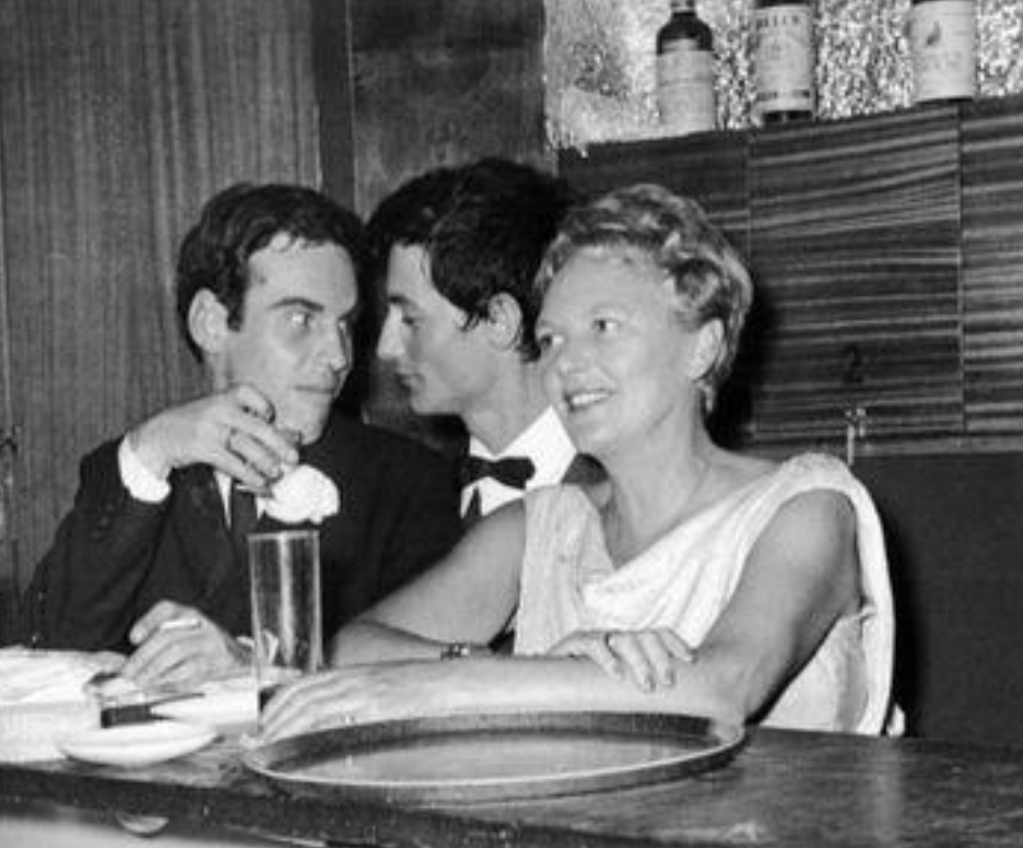 Pía Beck, dueña del bar The Blue Note, junto a una pareja de hombres.