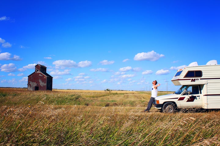 Martin posant devant notre camper en Saskatchewan lors de notre traversée du Canada.