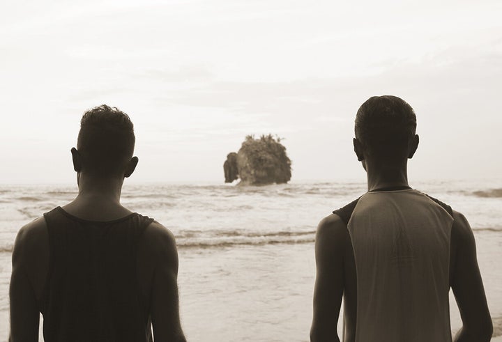 Martin (gauche) et Nelson devant un petite île sur la plage Cocles tout prêt de notre village de Puerto Viejo.