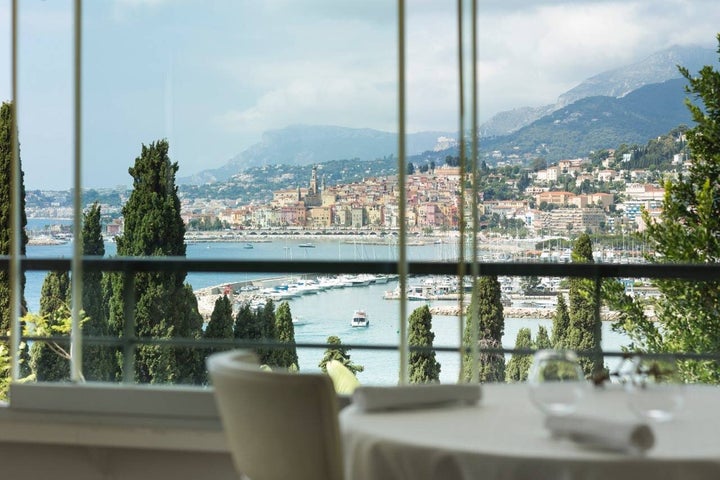 Restaurante francês fica em montanha de frente para o mar.