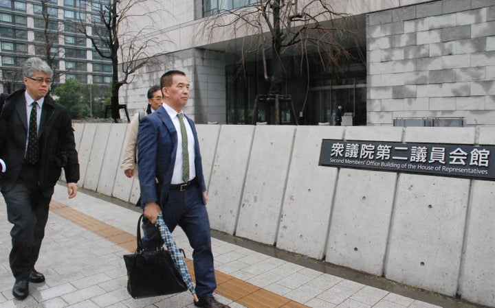 衆院議員会館に入る裁判官訴追委員会に向かう岡口基一裁判官（右）＝3月4日、東京都千代田区